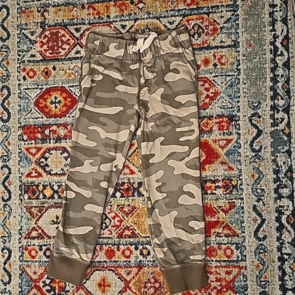Kids size 4 gray camouflage joggers